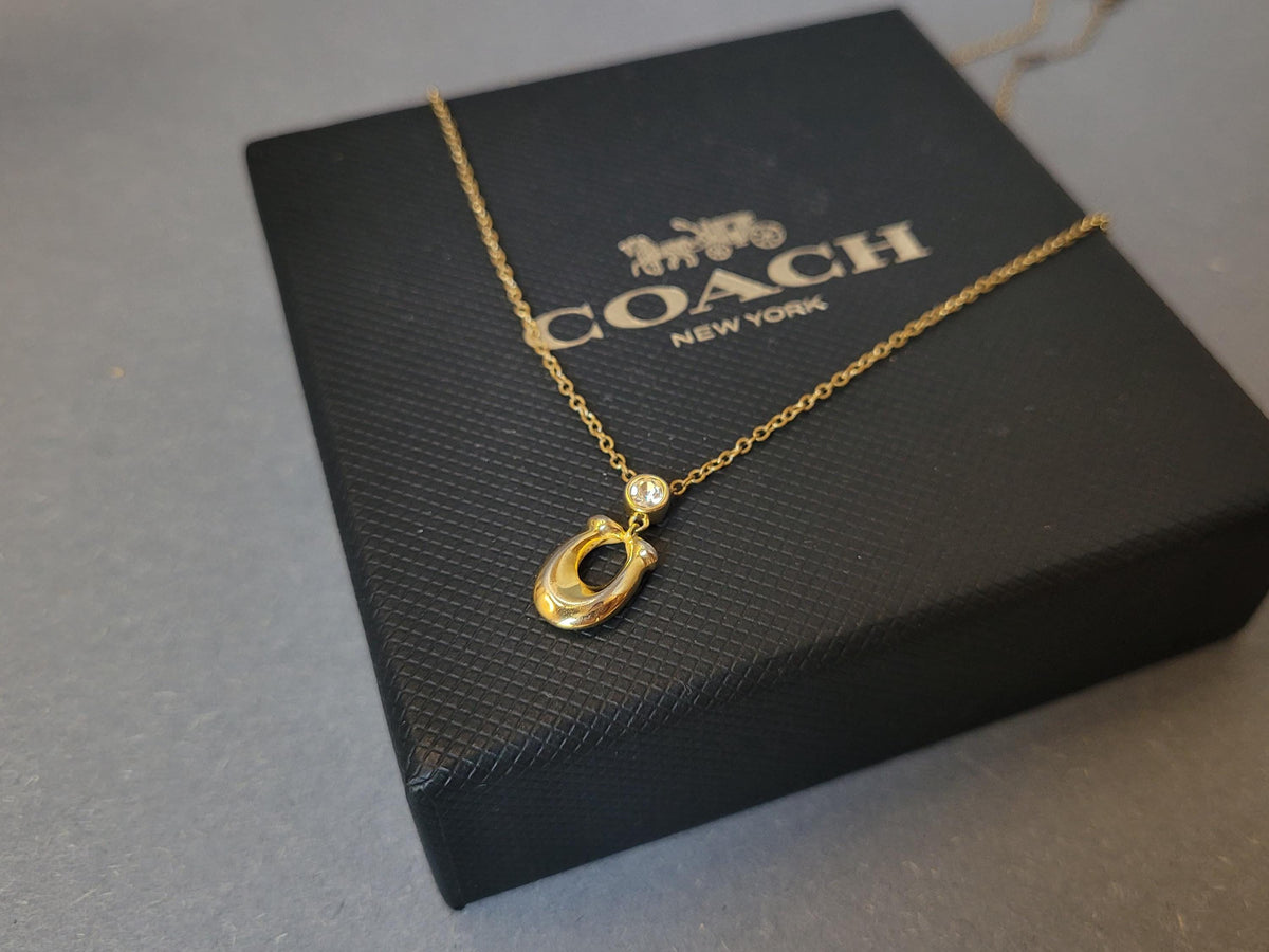 Vintage Coach Anhänger-Halskette mit Kristall und Logo-Charm – Gesamtansicht
