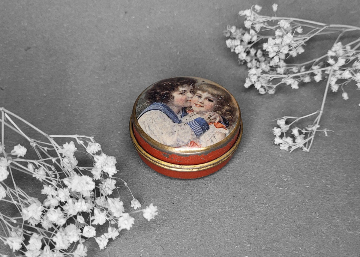 Miniatur-Blechdose mit nostalgischer Illustration – Gesamtansicht, Vintage Schmuckdose
