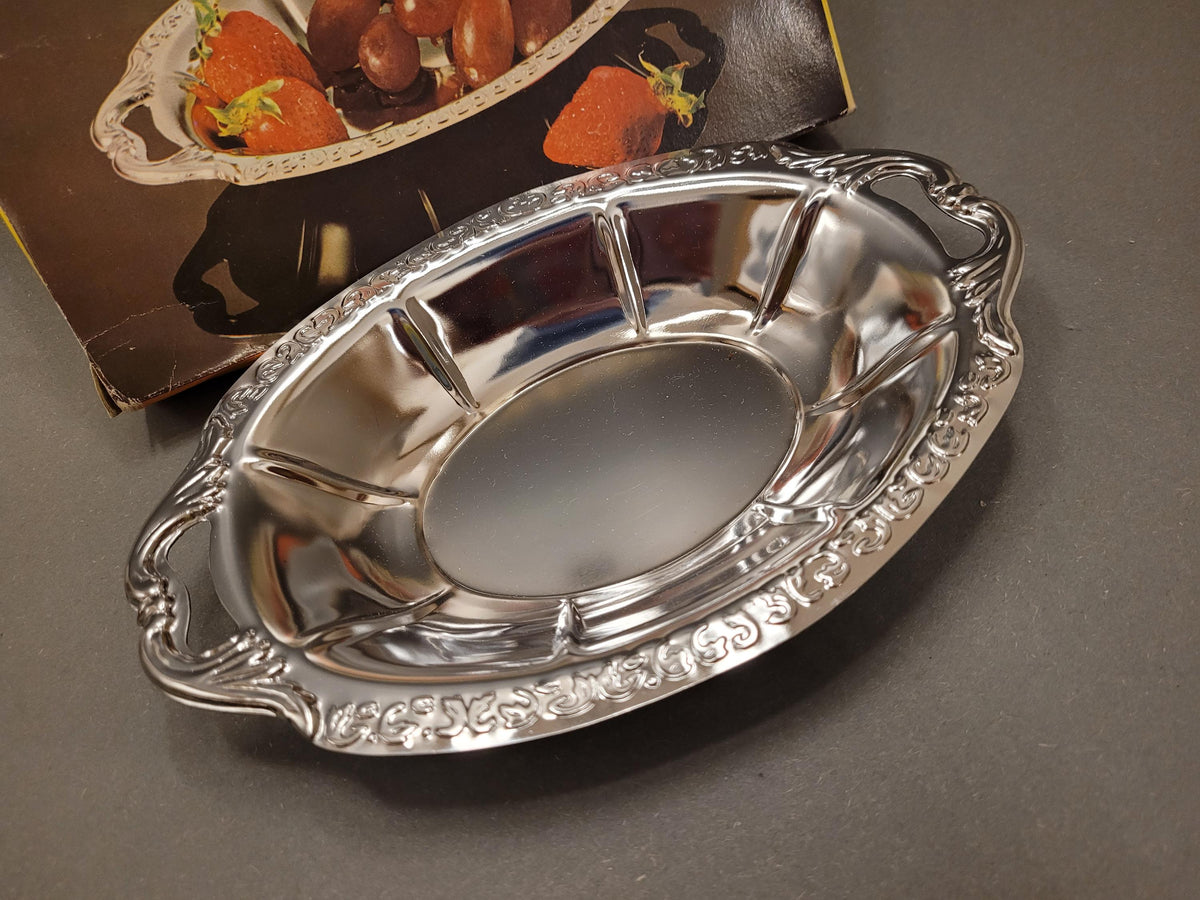 Nahaufnahme der Spiegelung im unbenutzten Chrom