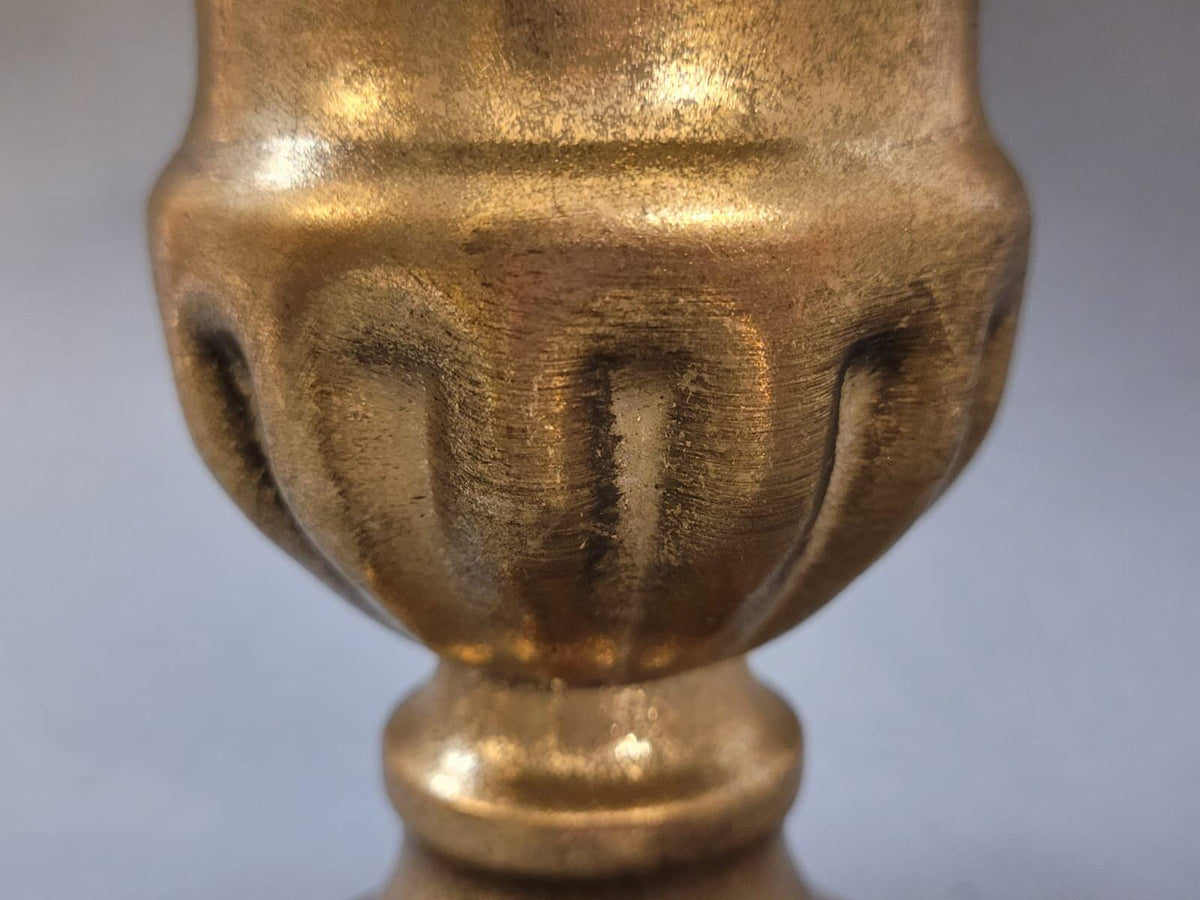 Kannelierte Vase als Requisit in einer Stilleben-Komposition