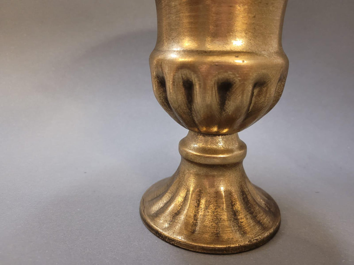 Seitenansicht der kannelierten Messingvase
