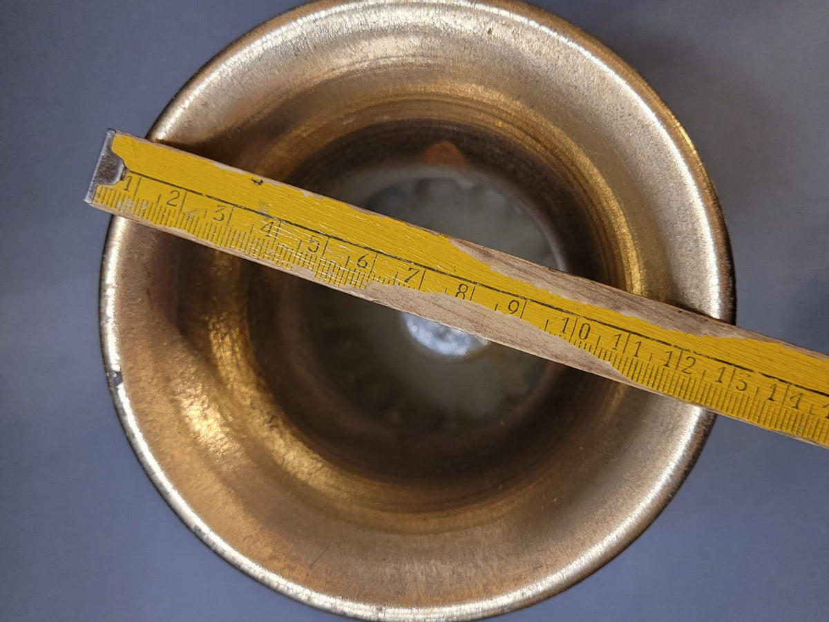 Blick in die Öffnung der Vintage-Metallvase