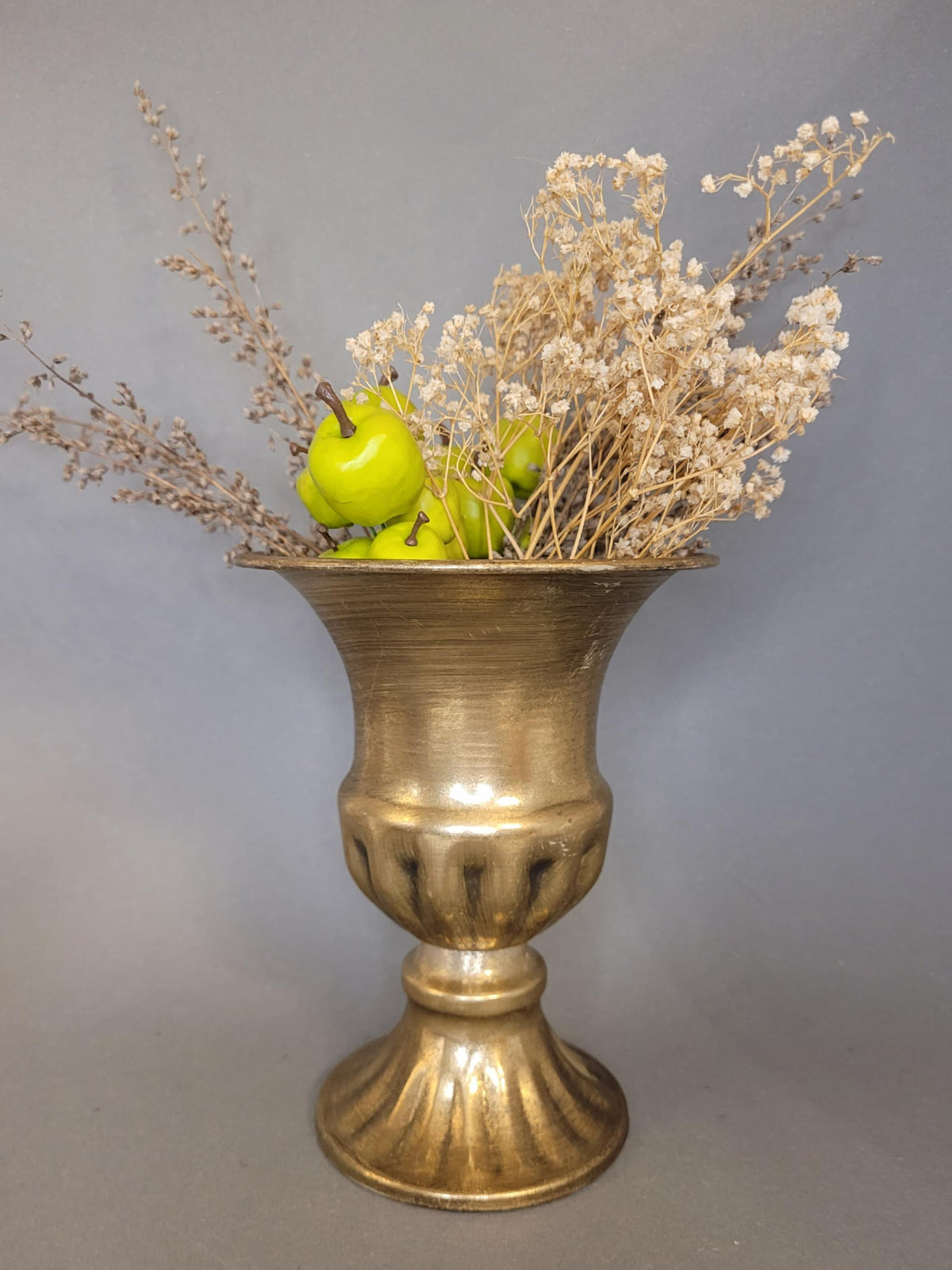 Hals und Rand der gerippten Messingvase im Detail