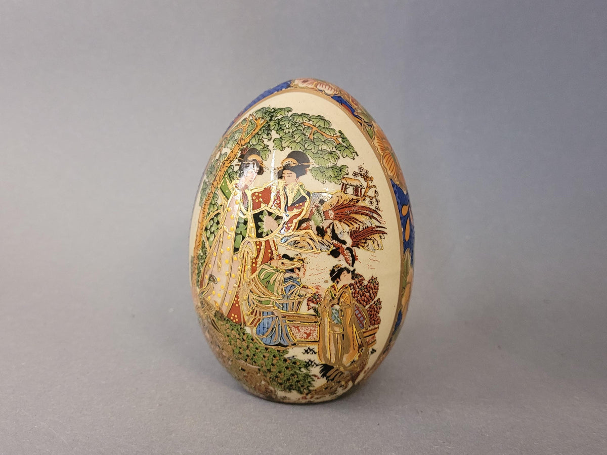 Satsuma-Stil Ei mit Moriage-Relief und Geishas – Gesamtansicht, Vintage Japan