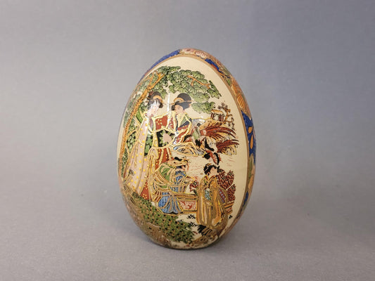 Satsuma-Stil Ei mit Moriage-Relief und Geishas – Gesamtansicht, Vintage Japan