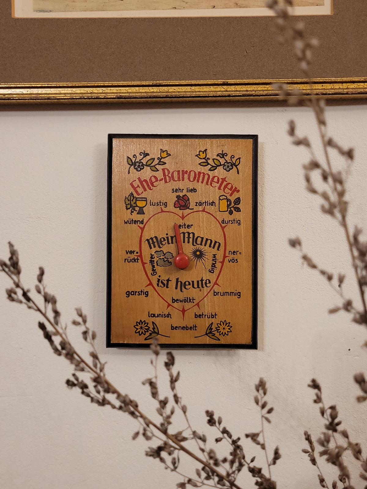 Lustiges bayerisches Ehebarometer aus Holz mit Zeiger – Gesamtansicht, Vintage München 1960er