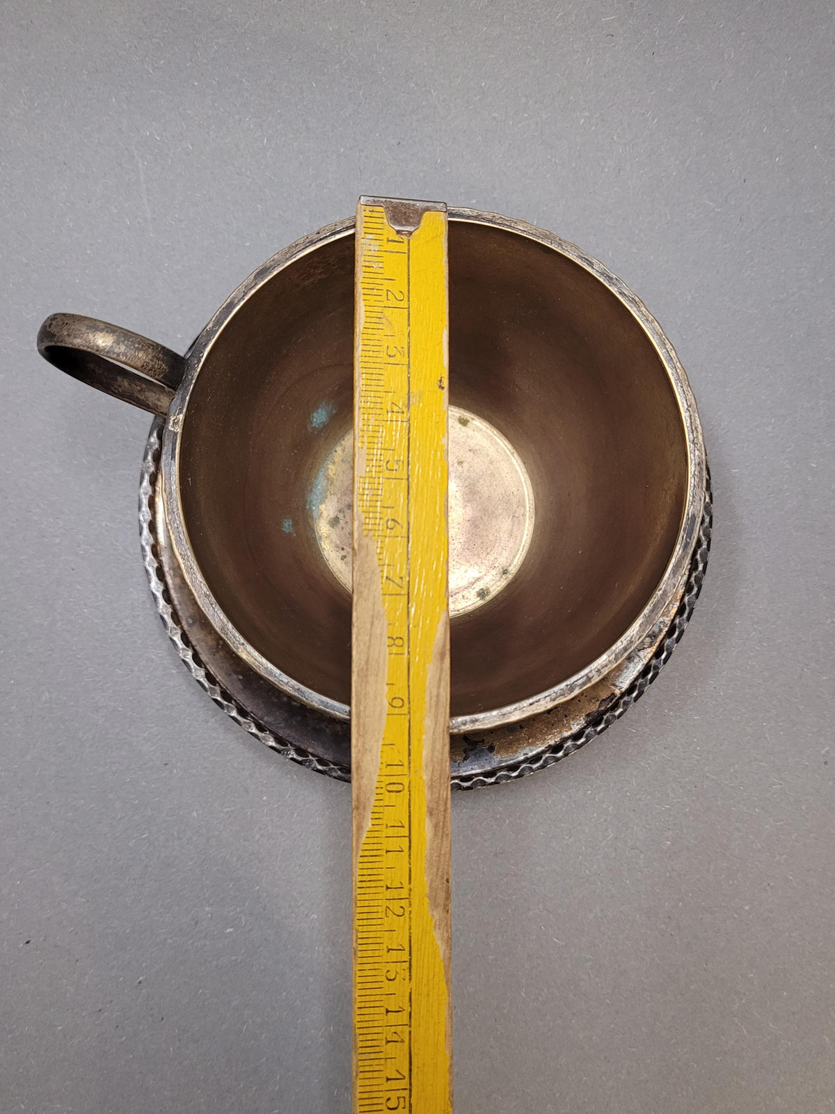 Seitenansicht der Tasse, Höhe ca. 6 cm