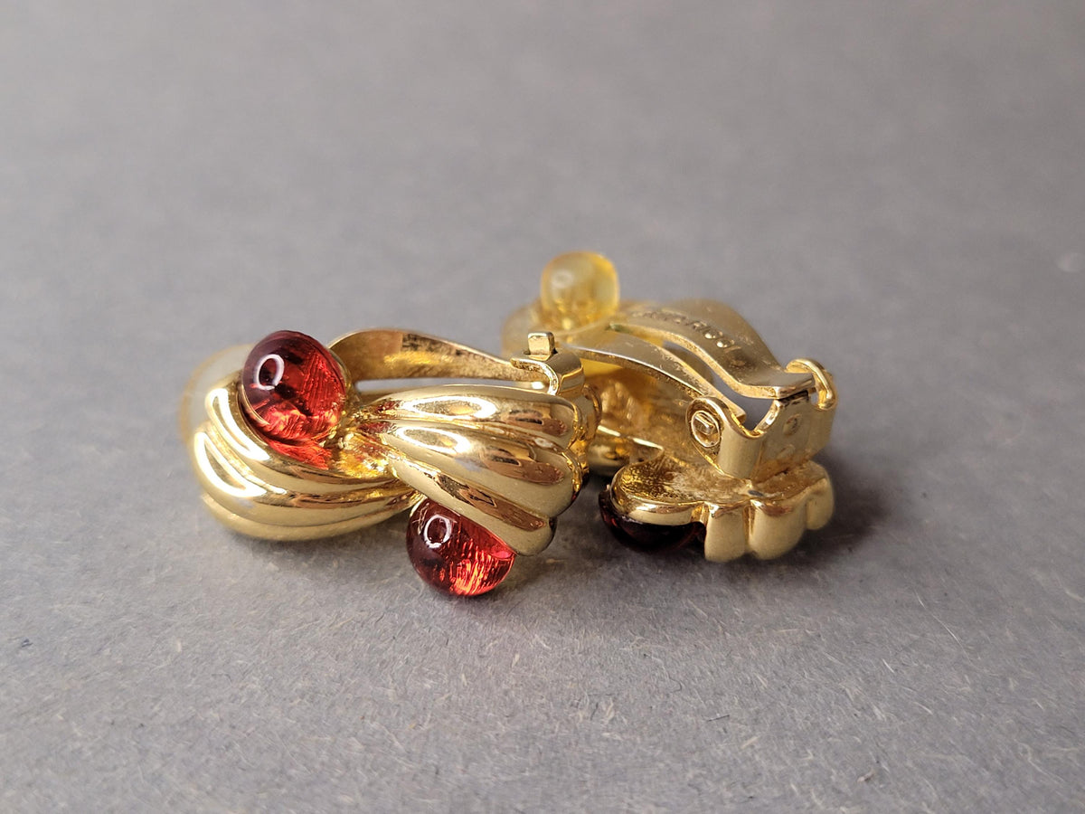 Vintage Nina Ricci Ohrclips mit rubinroten Cabochons, Gesamtansicht
