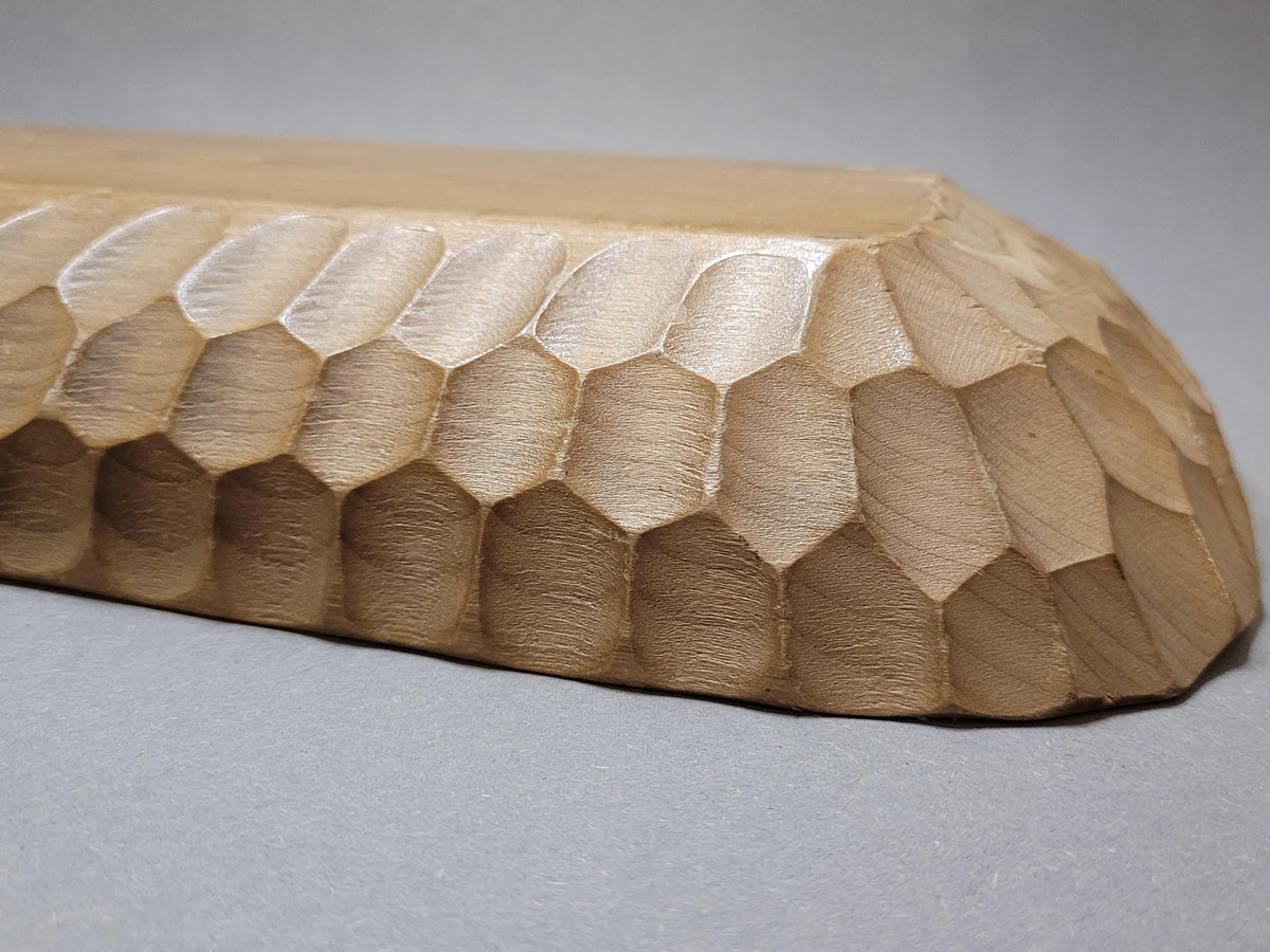 Strukturierte Schnitzoberfläche der Holz-Servierschale, Detail
