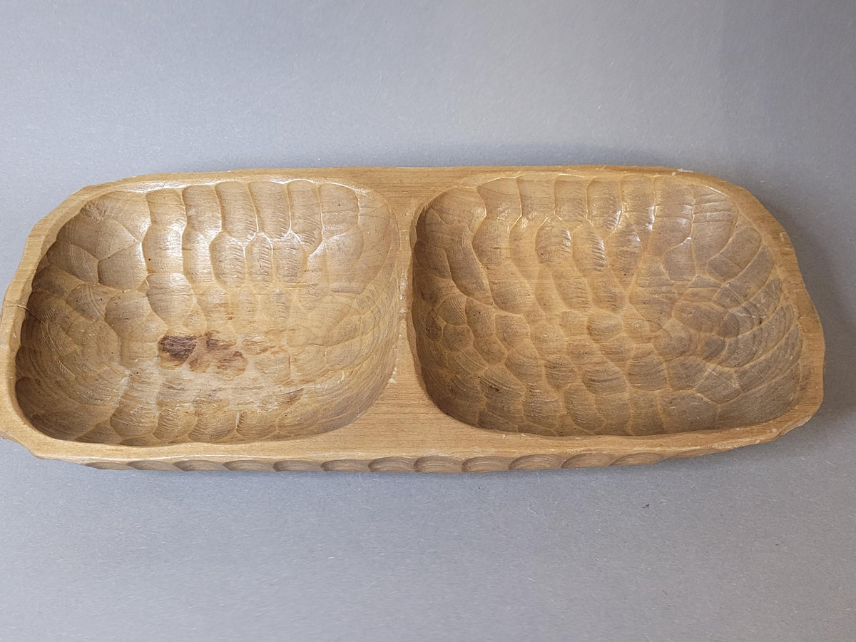 Kleiner natürlicher Fleck an einer Seite der Holzschale