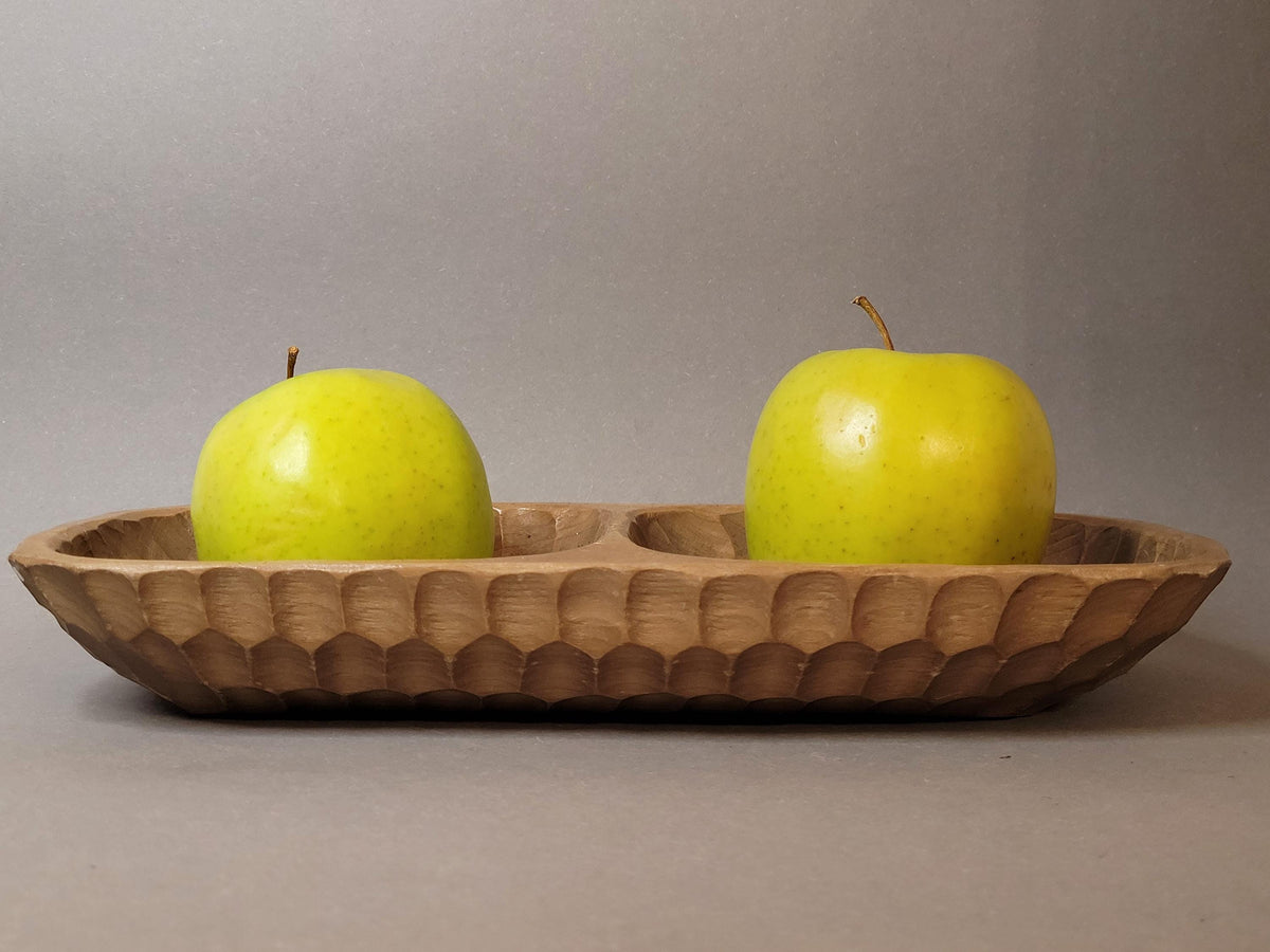 Geteilte Holzschale von oben mit zwei Mulden