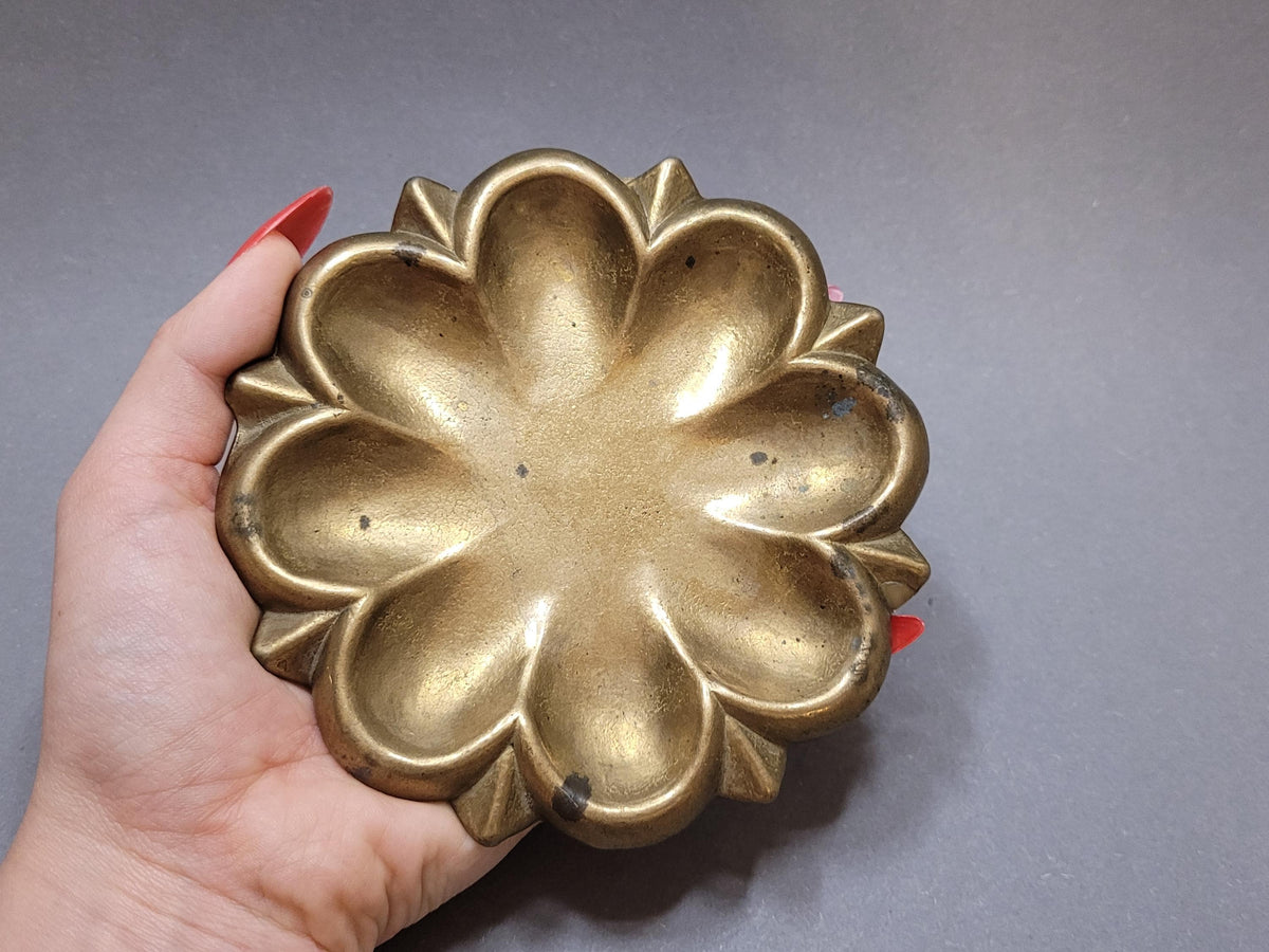 Schale mit Schmuck gefüllt