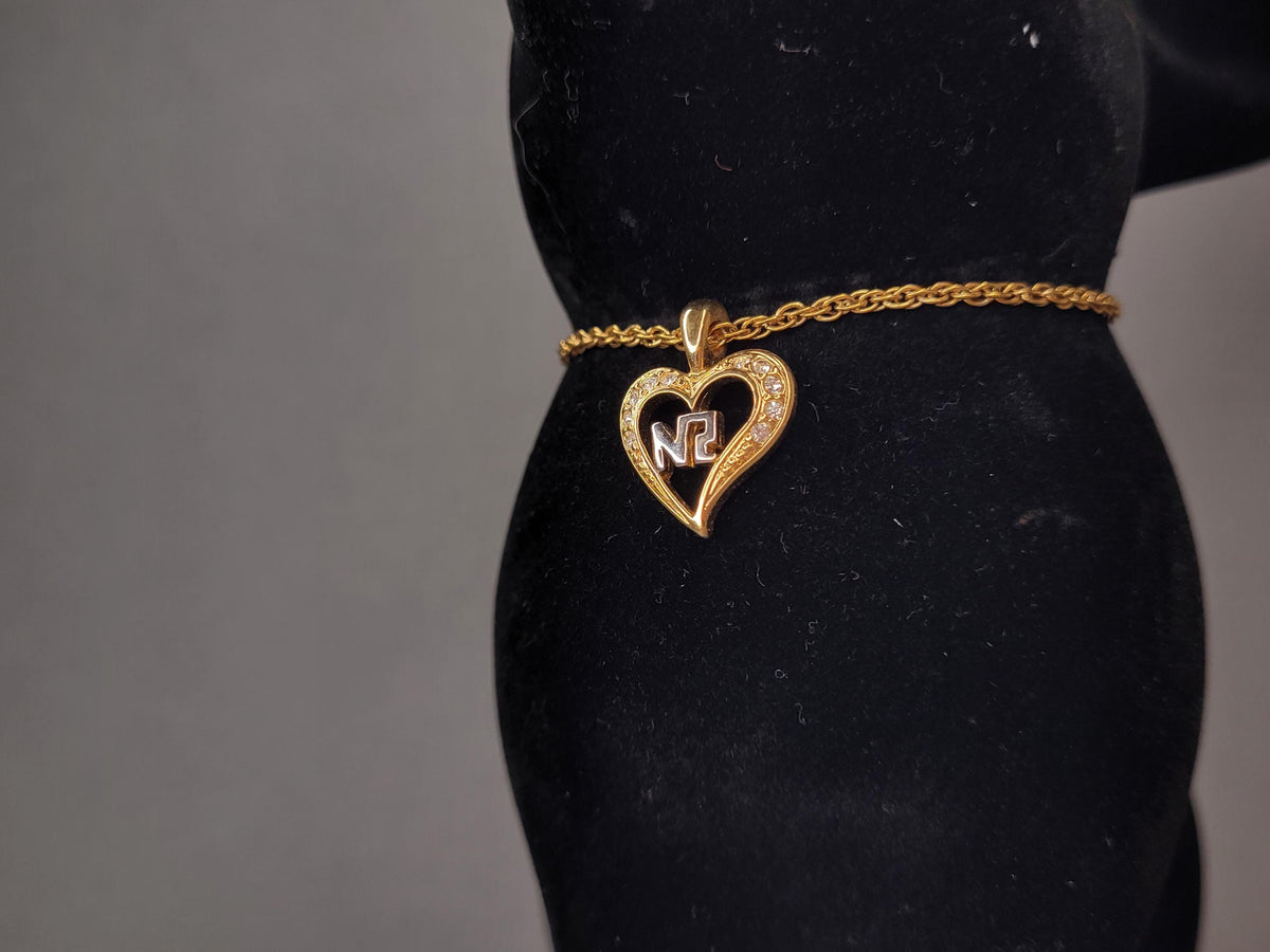 Vintage Nina Ricci Halskette mit Herzanhänger, NR-Logo und Kristallbesatz in Gold- und Silberton