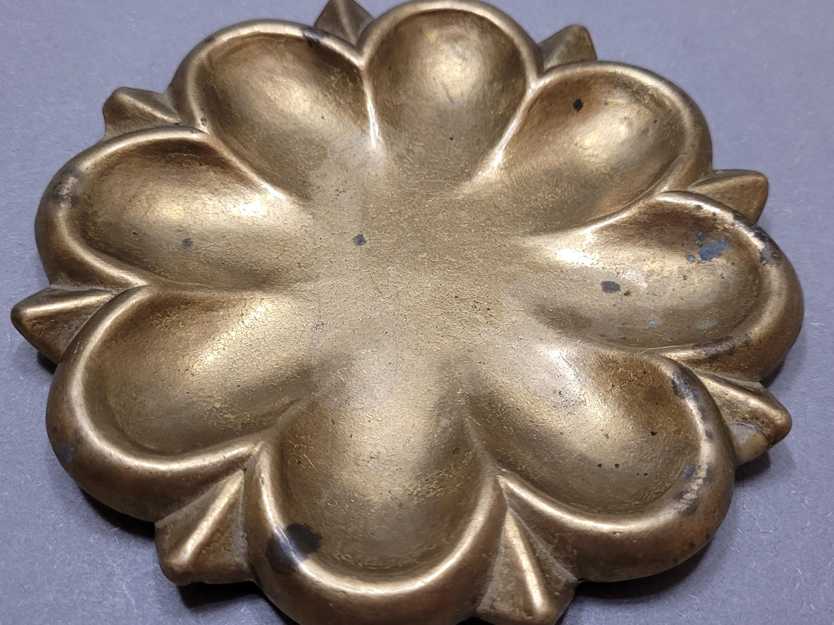 Patina mit dunkleren Stellen