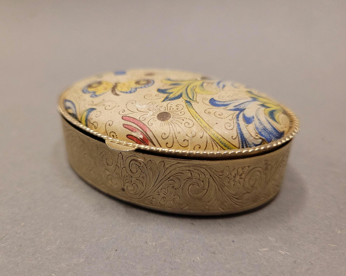 Kleine Pillendose mit Blumen- und Schmetterlingsdeckel, Gesamtansicht