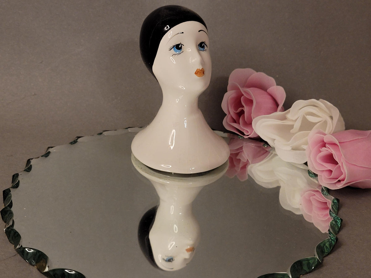 Größenvergleich der Figur in der Hand