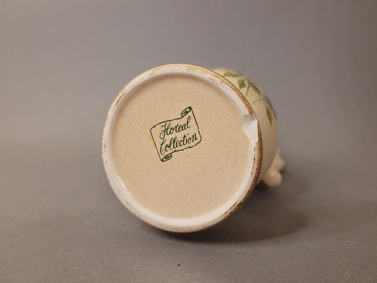 Verzierter Henkel der Keramik-Krugvase