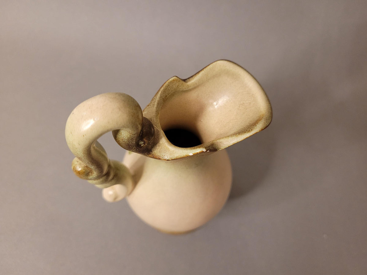 Krugvase mit Trockenblumen dekoriert