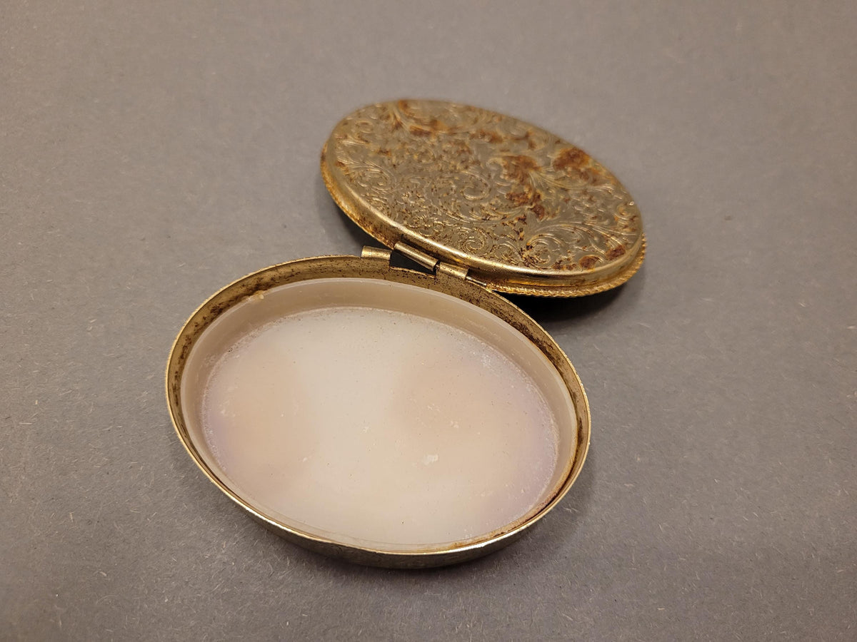 Geöffnete Pillendose mit Originaleinsatz