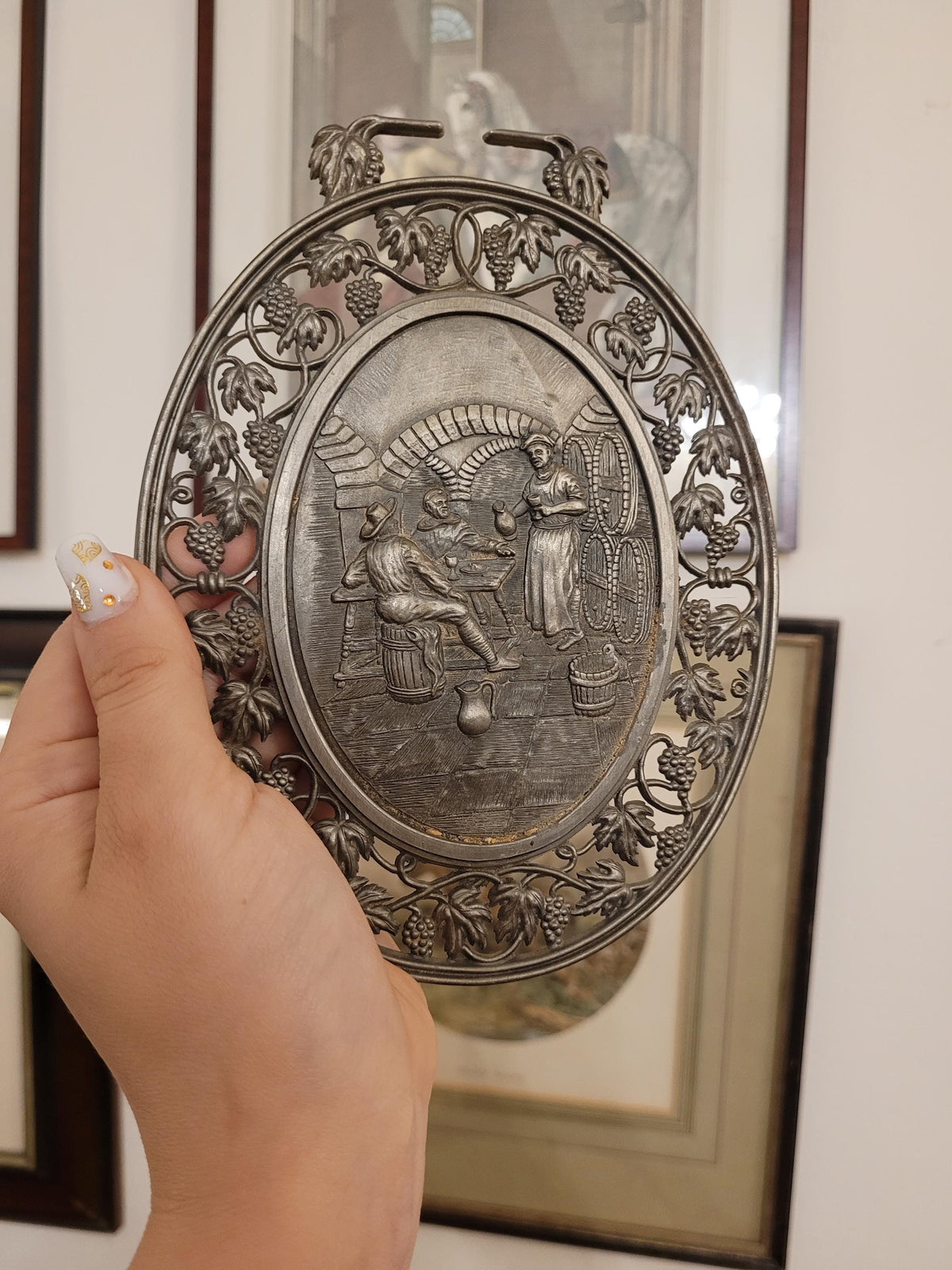 Zinnrelief von schräg oben