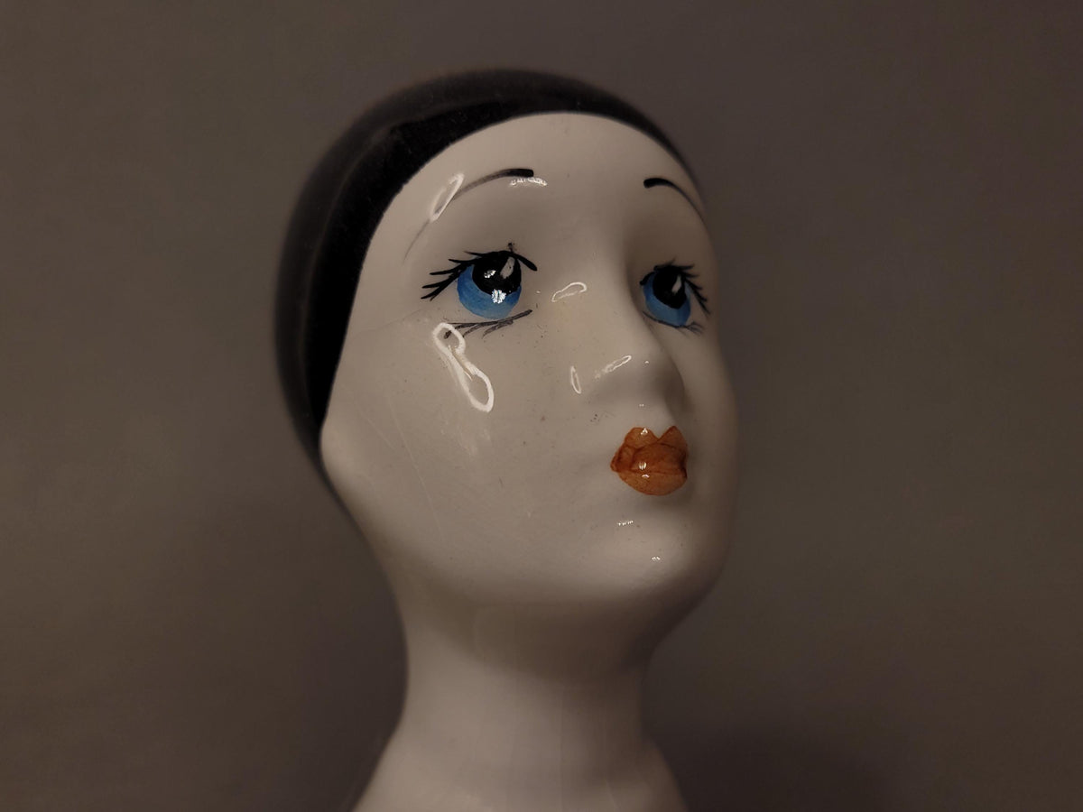 Detail der träumerischen blauen Augen des Pierrot