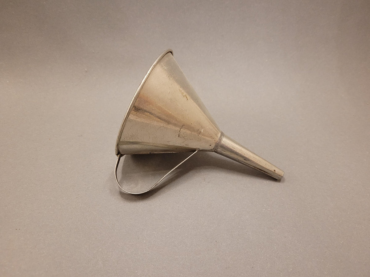 Blechtrichter mit seitlichem Griff – Gesamtansicht, Vintage Österreich 1960er