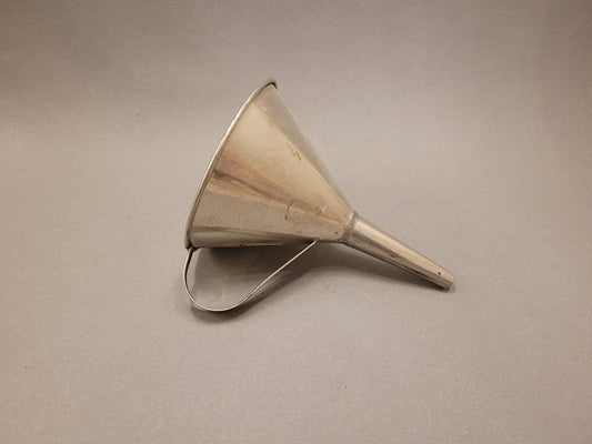 Blechtrichter mit seitlichem Griff – Gesamtansicht, Vintage Österreich 1960er