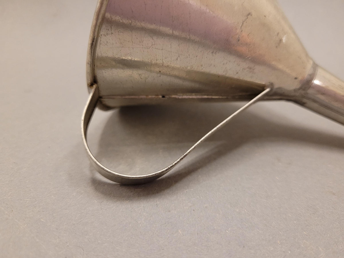 Seitenansicht des 12 cm hohen Blechtrichters