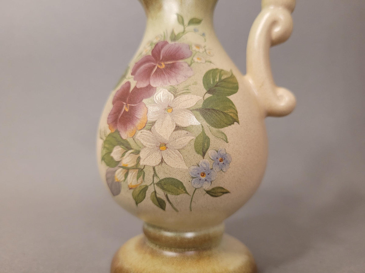 Detail des romantischen Blumendekors im Decoupage-Stil