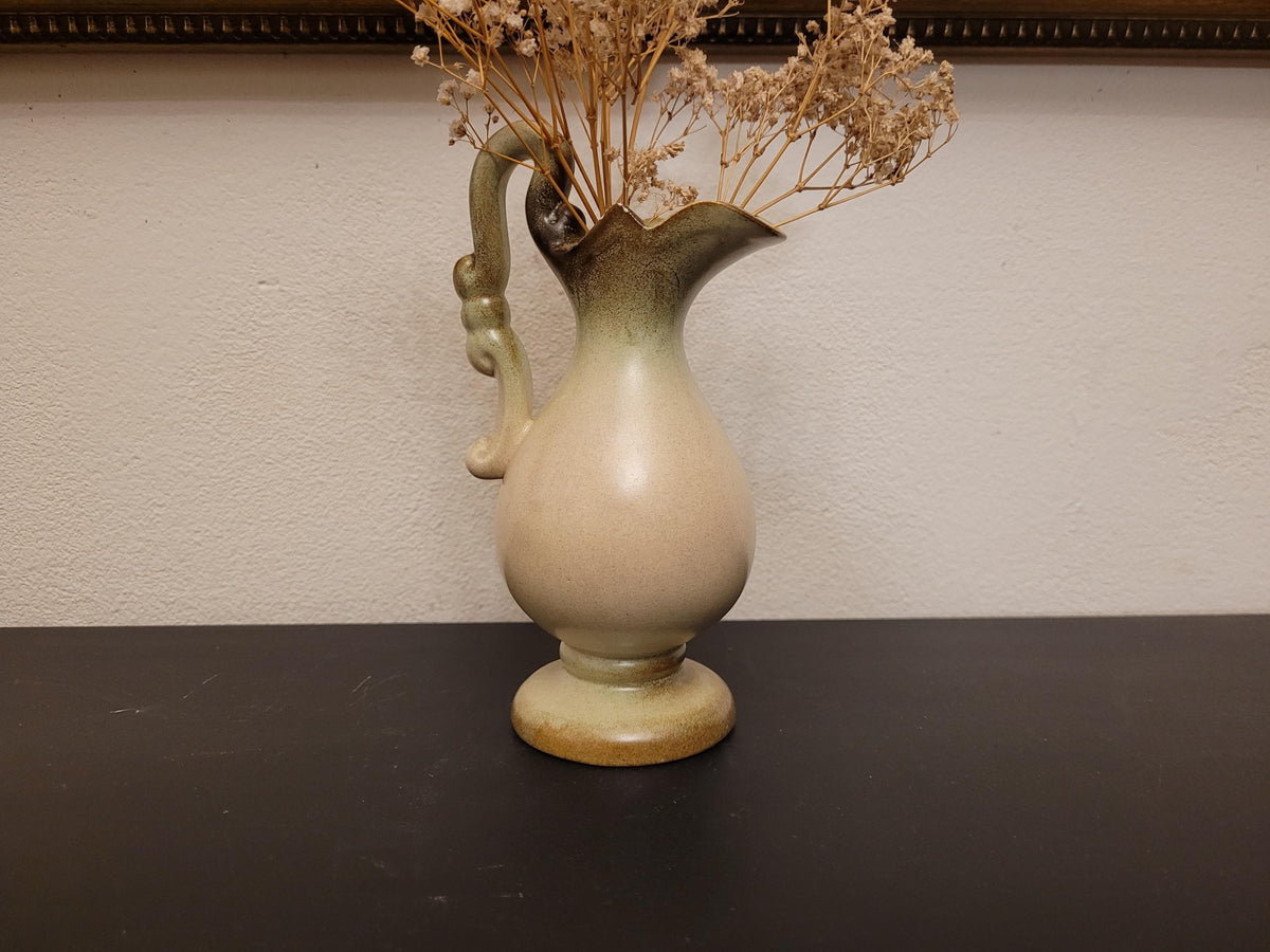 Seitenansicht der 16 cm hohen Krugvase