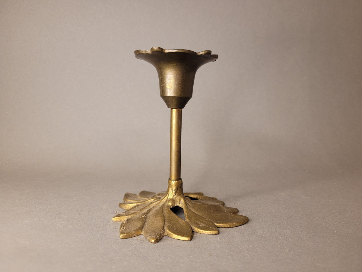Messing-Kerzenhalter mit Blätterfuß und Blütenkelch – Gesamtansicht, 13 cm