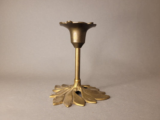 Messing-Kerzenhalter mit Blätterfuß und Blütenkelch – Gesamtansicht, 13 cm