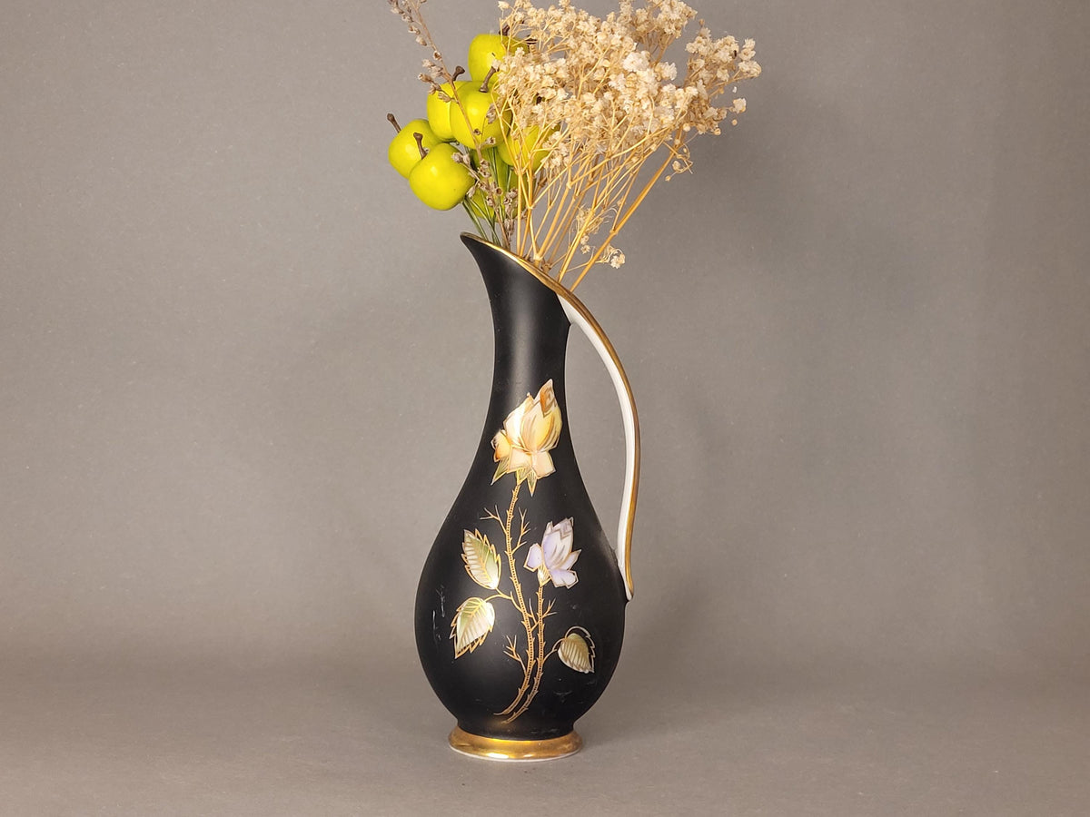 Porzellan-Henkelvase Royal Porcelain Bavaria KM mit Rosen im schwarzen Feld, Gesamtansicht
