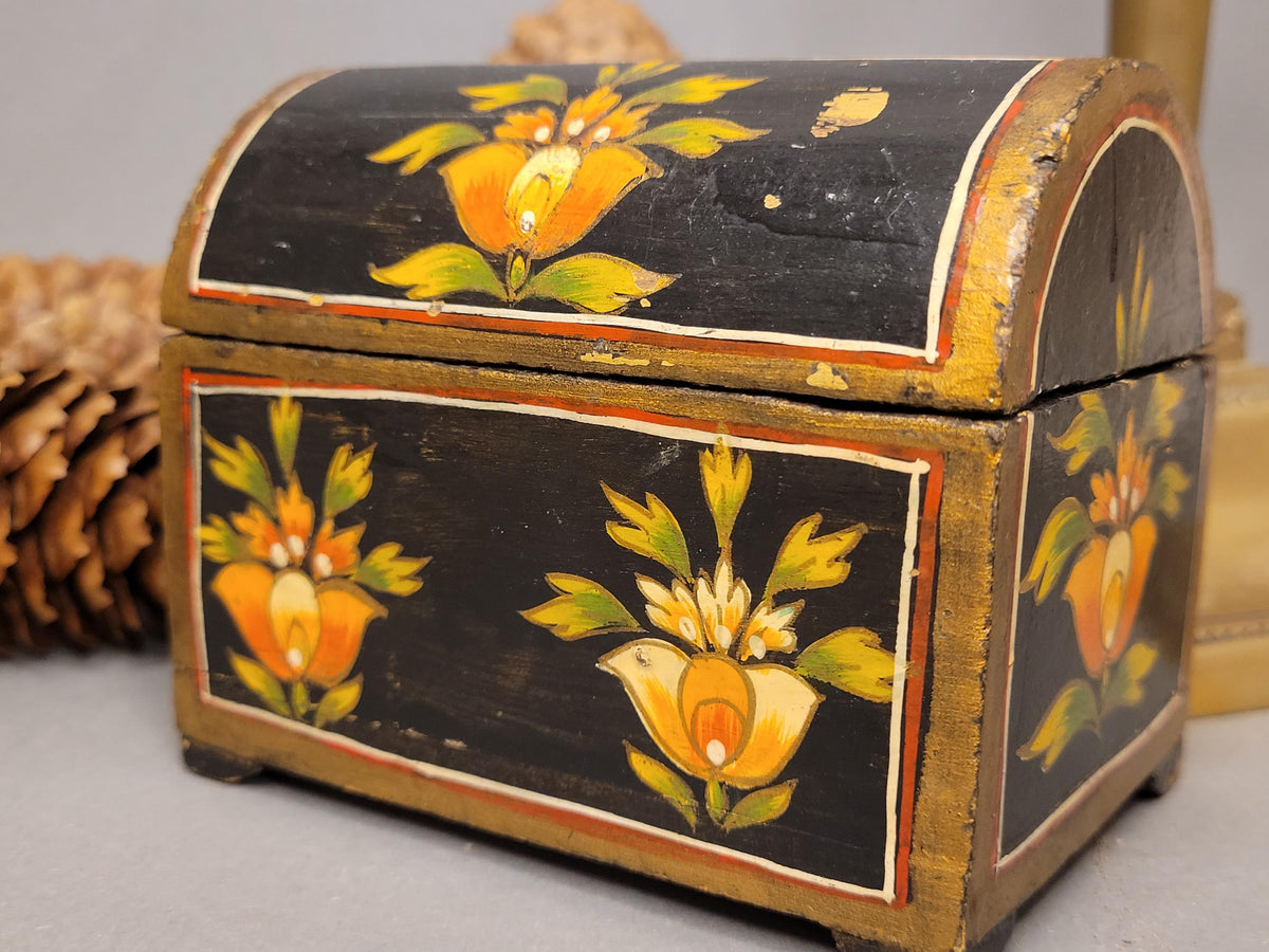 Bunte Blumenmalerei auf dem gewölbten Deckel