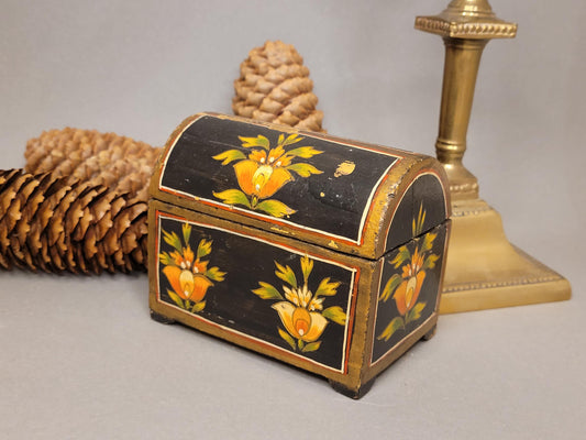 Handbemalte Holzschatulle mit gewölbtem Deckel und Blumen, Gesamtansicht