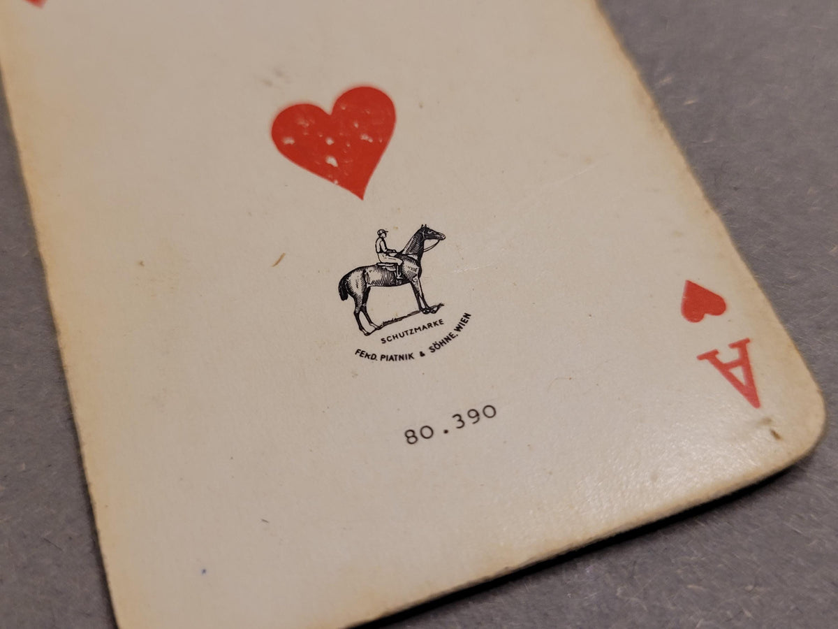 Rotes Deck mit Rosenmuster