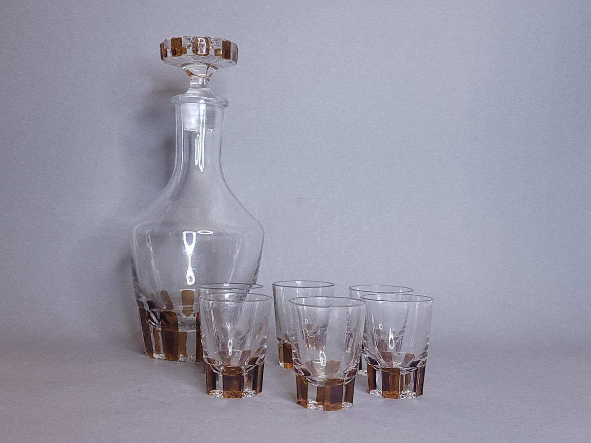 Vintage Glaskaraffe mit sechs Schnapsgläsern, braunes Geometriedekor, Gesamtansicht