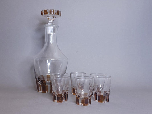 Vintage Glaskaraffe mit sechs Schnapsgläsern, braunes Geometriedekor, Gesamtansicht