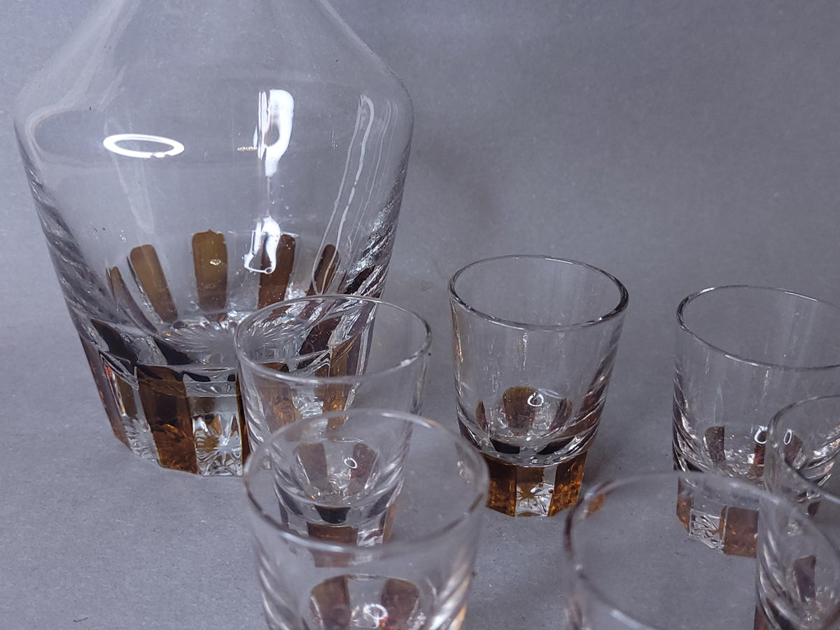 Karaffe mit Glas im Größenvergleich