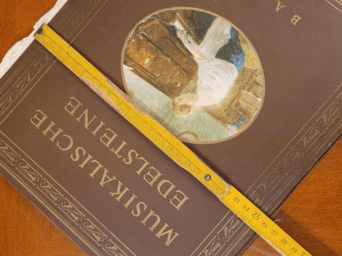 Notenbuch auf dem Klavier
