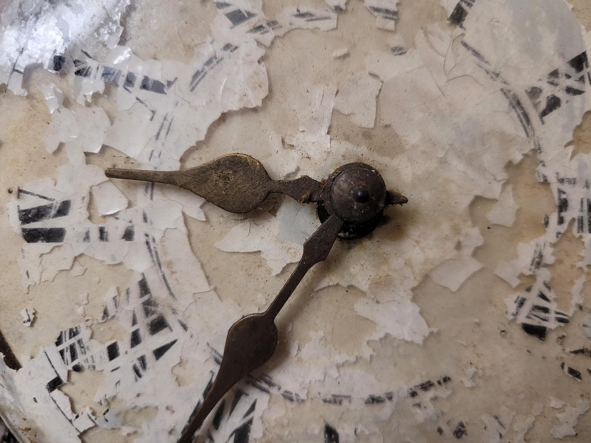 Geöffnete Rückwand mit Uhrwerk
