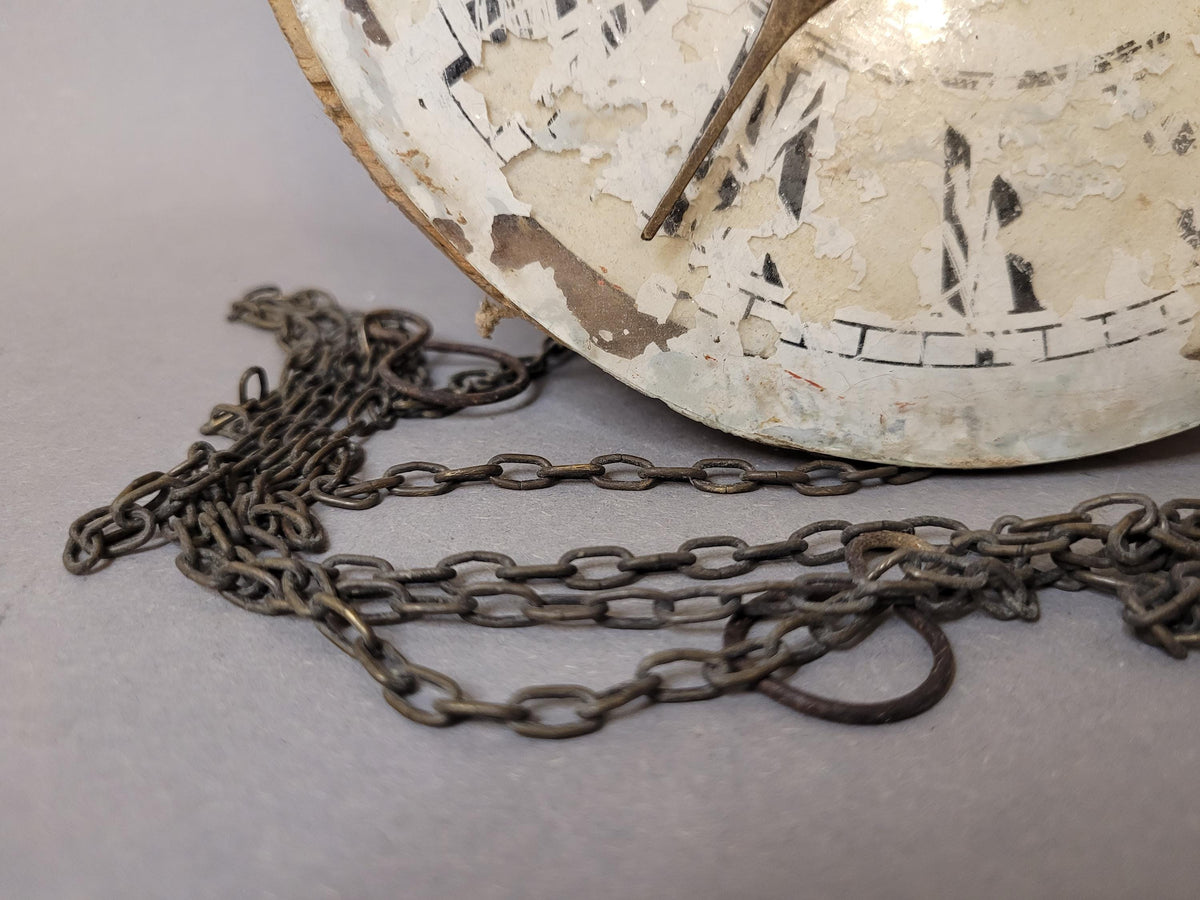 Antikes Uhrwerk von schräg