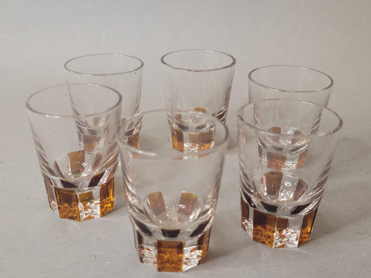 Geometriedekor an einem Schnapsglas