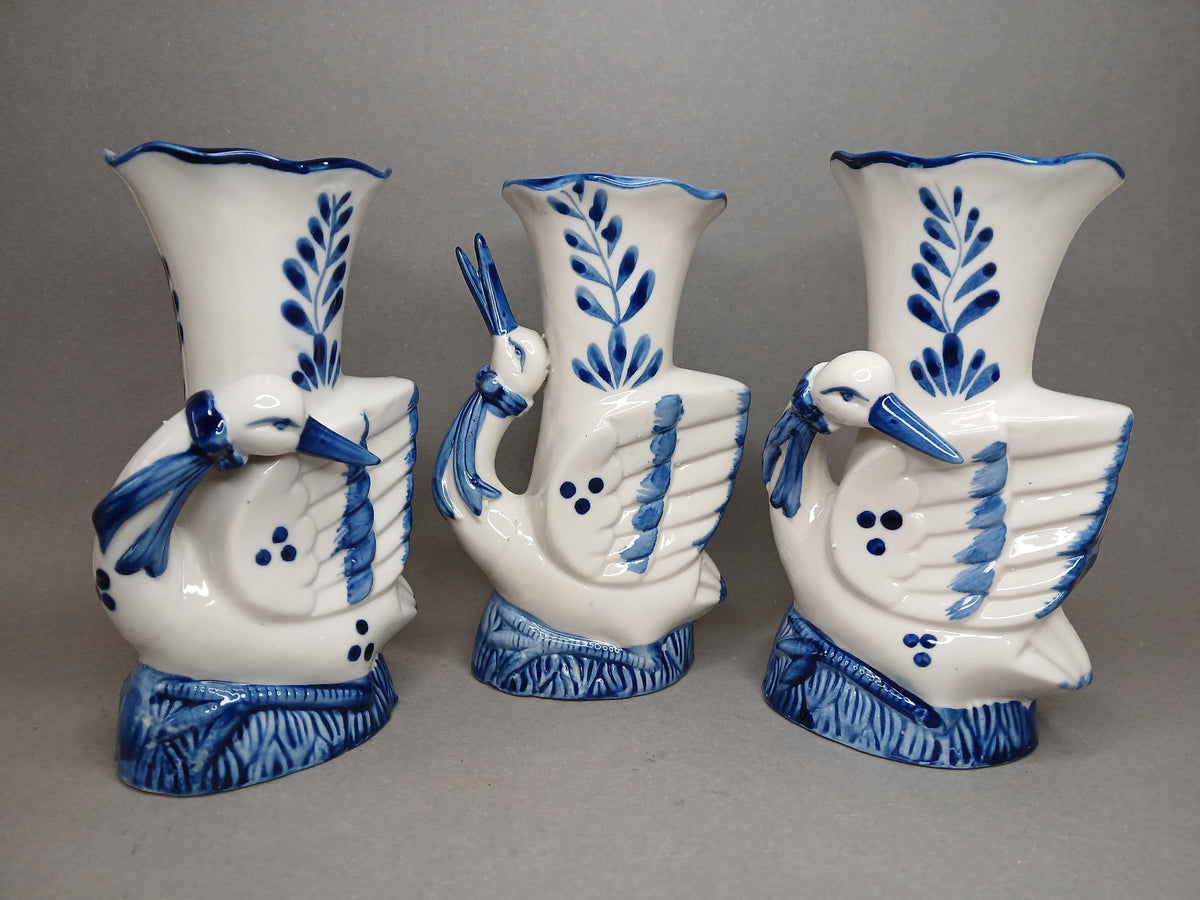 Blau-weiße Keramikvase in Kranichform, Gesamtansicht
