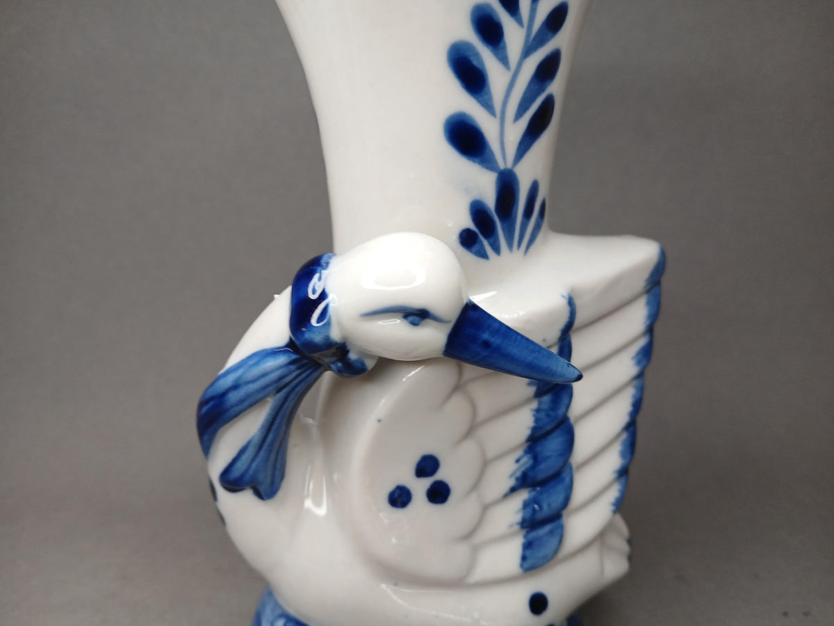 Vase mit einzelner Blüte