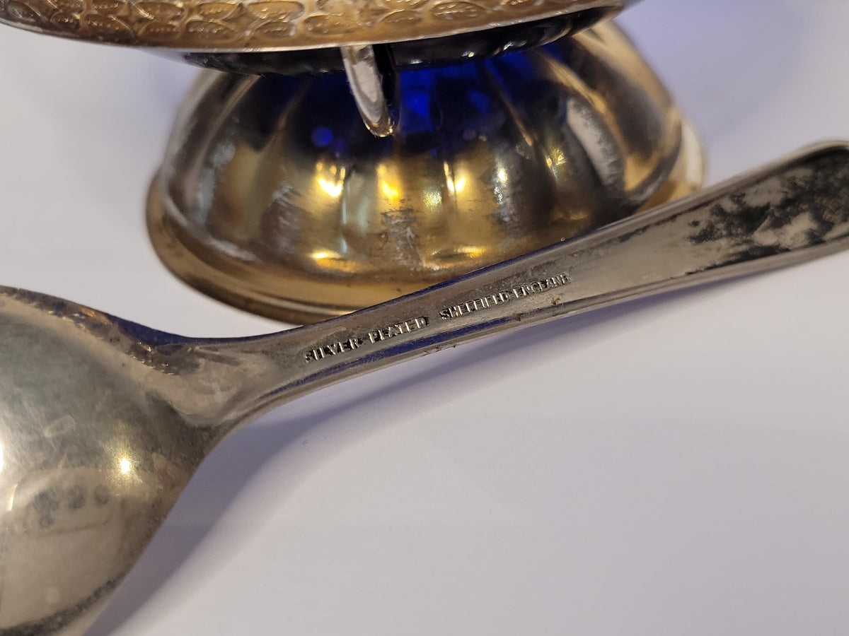 Versilberter Löffel mit Halterung an der Mayell-Dose