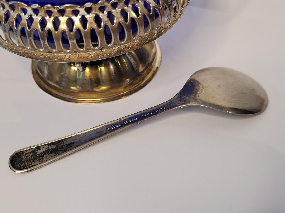 Zuckerdose mit Löffel auf dem gedeckten Teetisch
