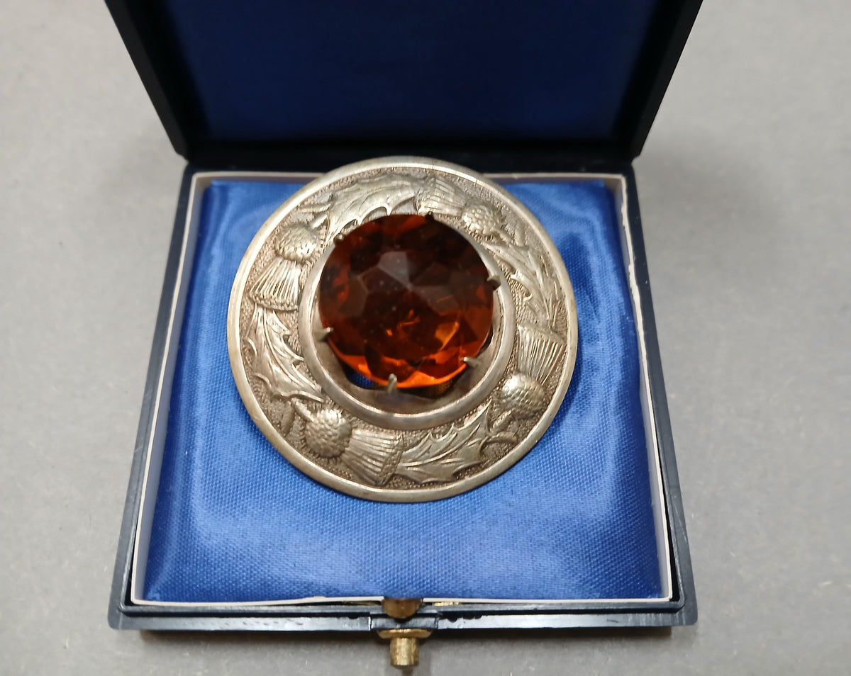 Brosche von oben