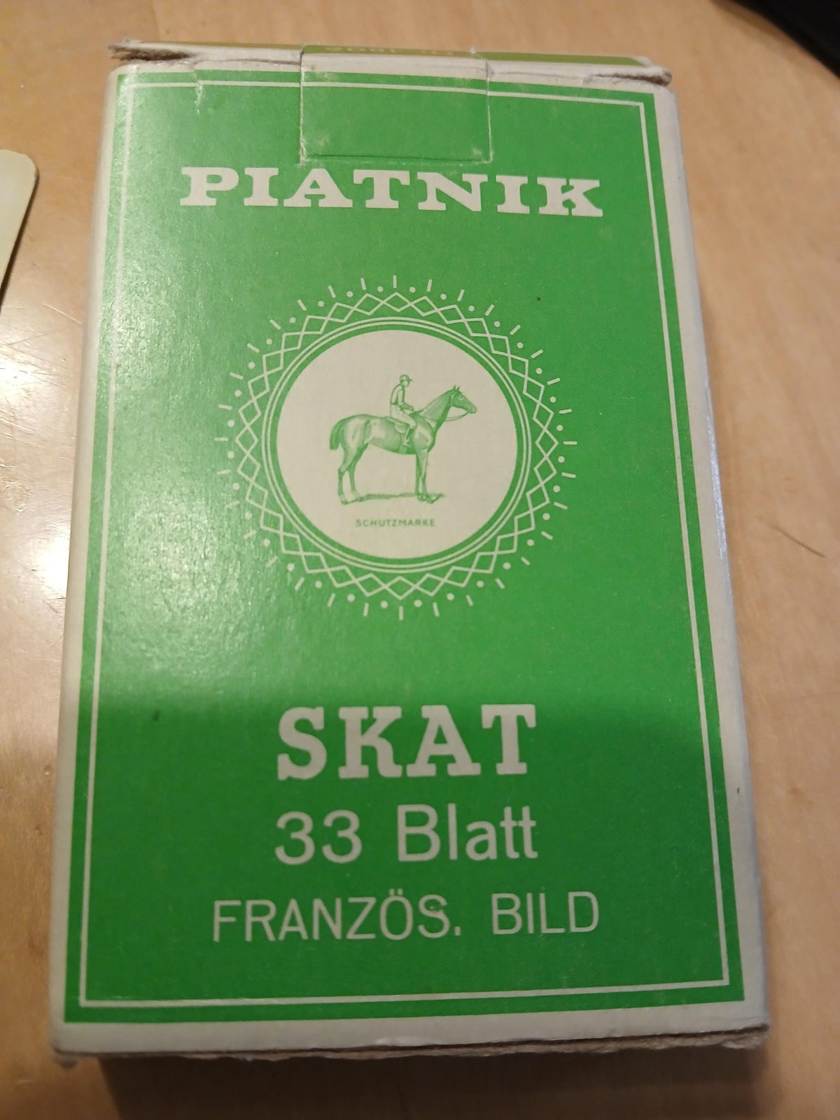 Piatnik Skatspiel als Retro-Requisit auf einem Holztisch