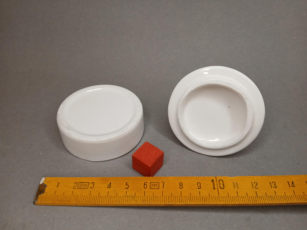 Größenvergleich der 6 cm großen Dose in der Hand